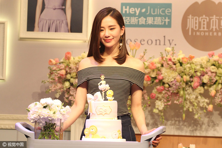 刘诗诗婚前办生日会 感动飙泪