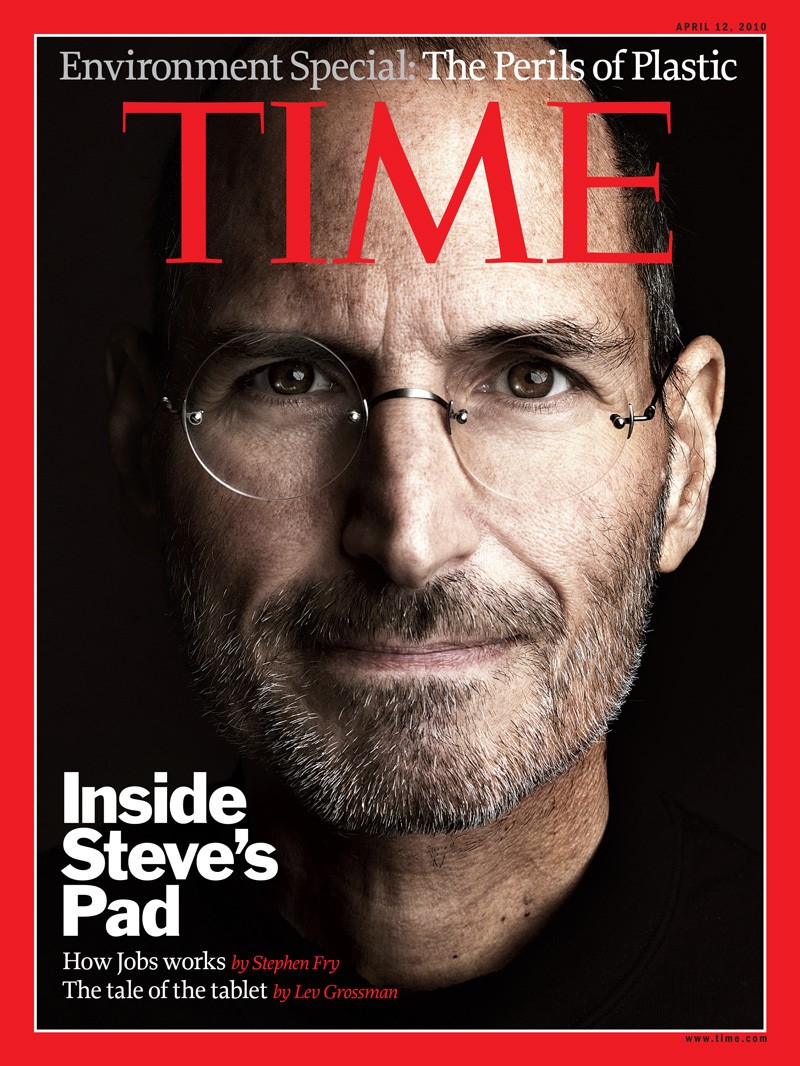 史蒂夫·乔布斯（Steve Jobs)出生于美国洛杉矶。1976年，在他16岁的时候和他21岁的好友史蒂夫·沃兹尼亚克在车库里创建了如今的苹果公司。乔布斯是一个专横，霸道，但又有激情与主见的人，它还是一位出色的演说家，在每一次的发布会上都能够带动起在场的所有人的情绪。2011年10月5日，他去世了。我们怀念这位伟人。