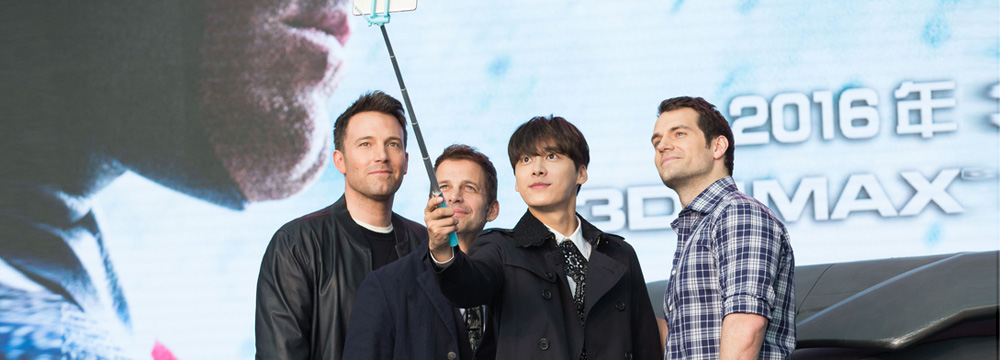 《蝙蝠侠大战超人》红毯 李易峰人气嗨翻全场”



