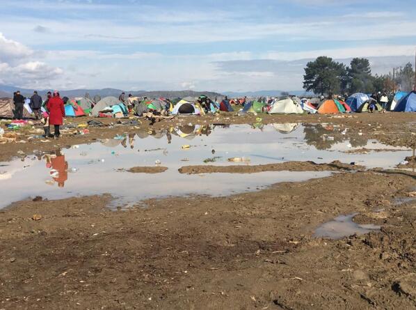 雨中的难民营,艾未未让叙女孩弹奏白钢琴(多图)
