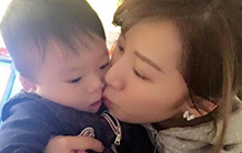 李念为儿子庆周岁 狂亲小宝贝
