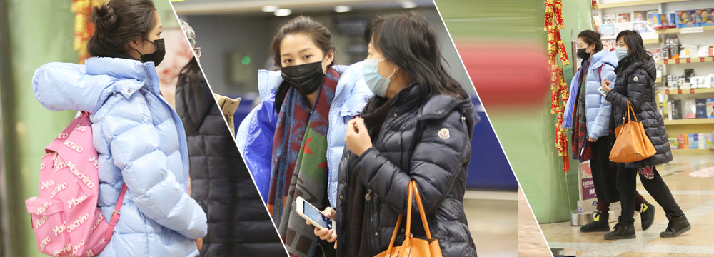 “国民闺女”关晓彤背双肩包学生气十足 母亲戴口罩接机
