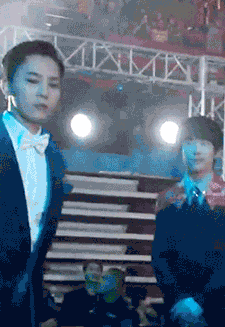 易烊千玺变小迷弟 跟bigbang握手后 嘴角都翘啦 手机凤凰网