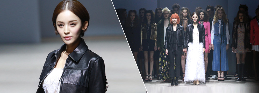 古力娜扎压轴走秀 黑皮衣配白裙一脸高冷    