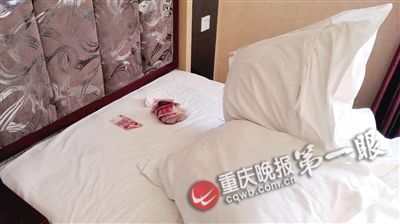 男子住酒店枕头底惊现万元现金怒投诉:没换枕