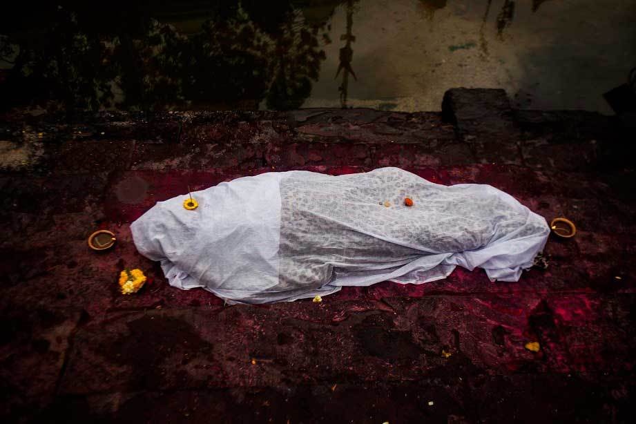 21岁摄影师在尼泊尔的神庙里与死亡相处了一整月