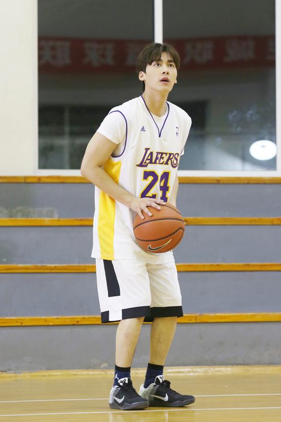 李易峰受邀观战nba将现场见证科比落幕战