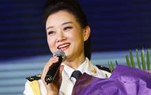 50岁宋祖英登台演唱 风姿依旧
