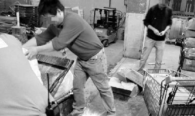 资深员工实名举报:沃尔玛超市用过期肉做熟食