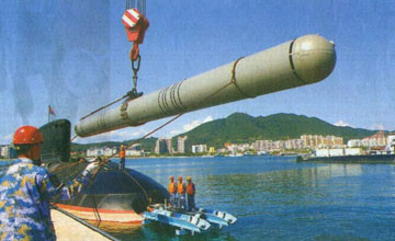 解放军基洛潜艇吊装俱乐部巡航导弹 攻陆不在话下