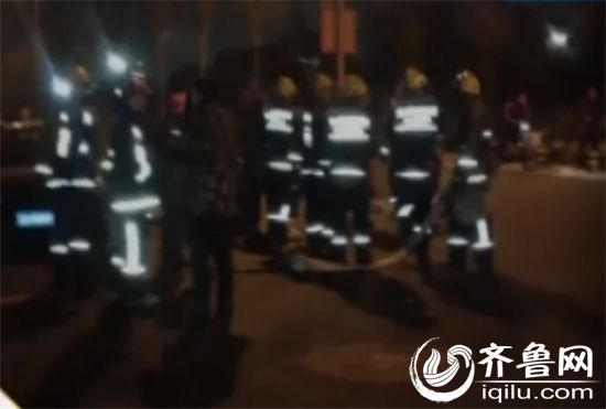 一名消防员在灭火时受轻伤，被送往解放军456医院，事后被转到济南军区总医院(视频截图)