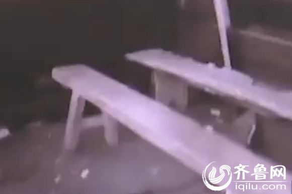 商务车后排的座椅改成了板凳（视频截图）