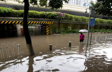 暴雨令天河立交底层成泽国