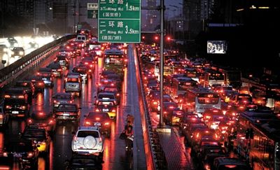 2012年9月25日，傍晚时分北京持续降雨，大望路东向西主辅路拥堵严重。双节前晚高峰交通拥堵状况更加严峻。新京报记者 侯少卿 摄