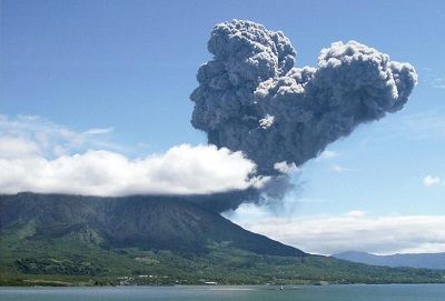 日本樱岛火山发生喷发多辆汽车被石块砸中（图）