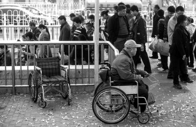 景区轮椅吃香滋生非法出租 商贩靠租二手轮椅