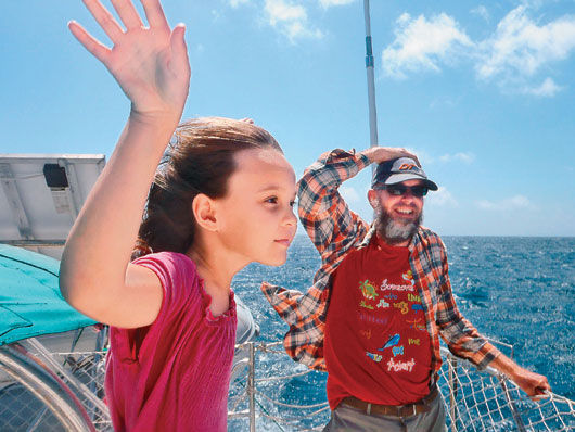女孩随父母驾帆船航游世界8年 10岁才上学
