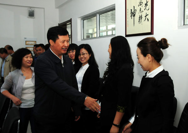 绥化市委书记朱清文到尚志小学走访慰问教师