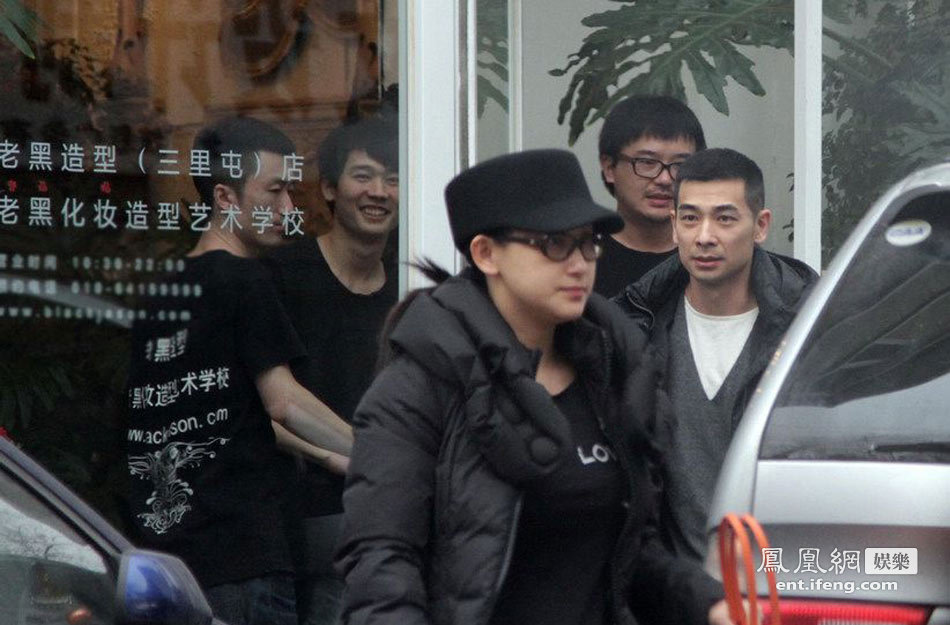赵文卓表情严肃剪烦恼丝 妻子张丹露全程陪伴