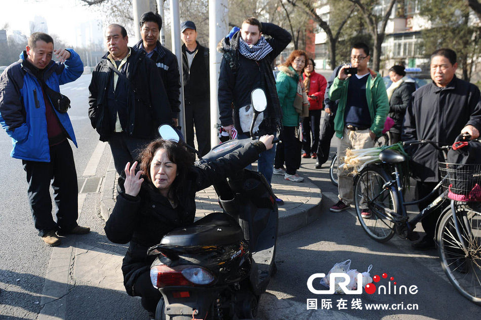 老外扶大妈遭讹不实 老外用中文骂人