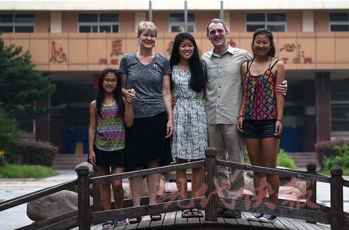 洋爸妈带17年前收养的女儿南京寻根(图)