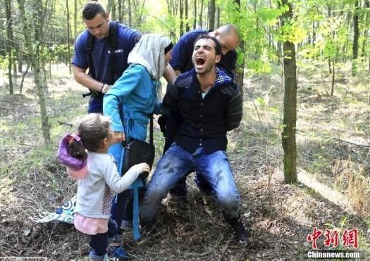 数百滞留匈牙利难民前往德国 警方不再阻止