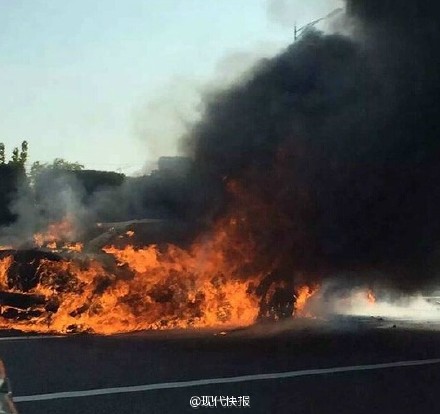 南京机场高速车辆相撞 现场燃起熊熊大火