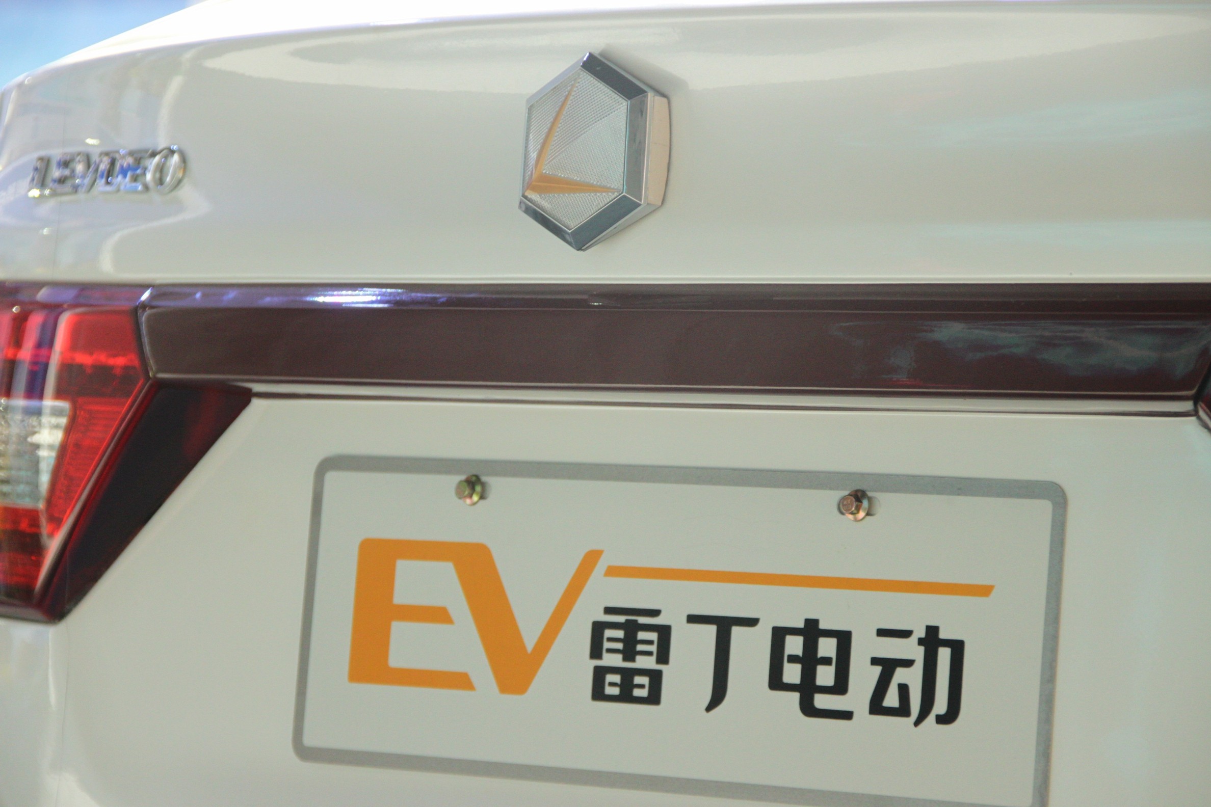 电动车雷丁D60亮相山东第二届国际新能源车展
