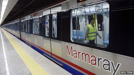 马尔马拉隧道是根据附近的马尔马拉海命名的，字面意思是“马尔马拉铁路”。