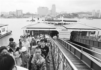 2013年8月24日，众多游客在福建厦门乘坐厦鼓轮渡到鼓浪屿参观游览。许丛军/东方IC