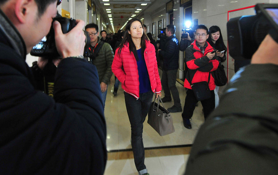 1月27日，在2014年澳大利亚网球公开赛夺冠的中国选手李娜返回家乡武汉，在机场受到家人和球迷的迎接。