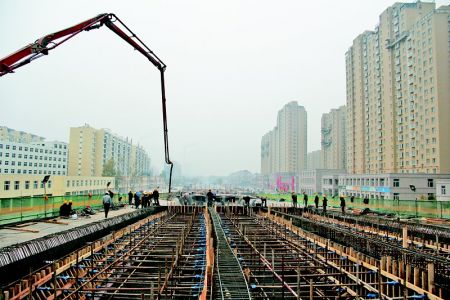 丹阳立交桥首跨现浇箱梁浇筑成型