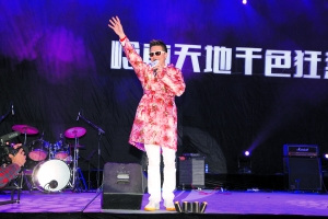 黄耀明穿花瓣雨衣亮相跨年演唱会 年底将推新专辑