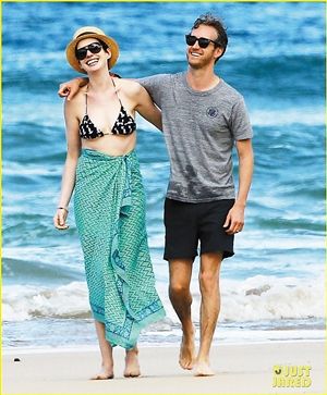 安妮-海瑟薇夏威夷度假险溺水 左脚割伤已无大碍