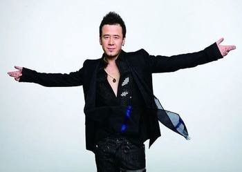 杨坤打趣模仿自己的歌手:我已经不踩烟头了|杨