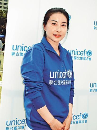 郭晶晶过年不回内地 赞老公每天回家洗手抱儿子(图)