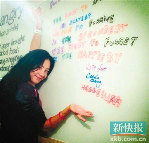 曝张柏芝新加坡素颜出街享美食 网友赞靓(图)