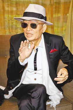 高凌风病情疑恶化：头长9颗凸起物 无法站立小便