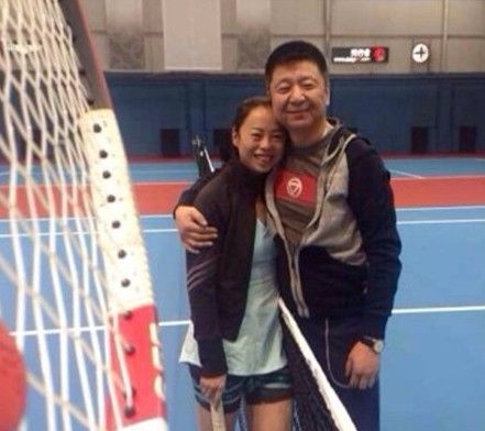 黄绮珊微博晒与老公合影 球场相拥满脸幸福(图)