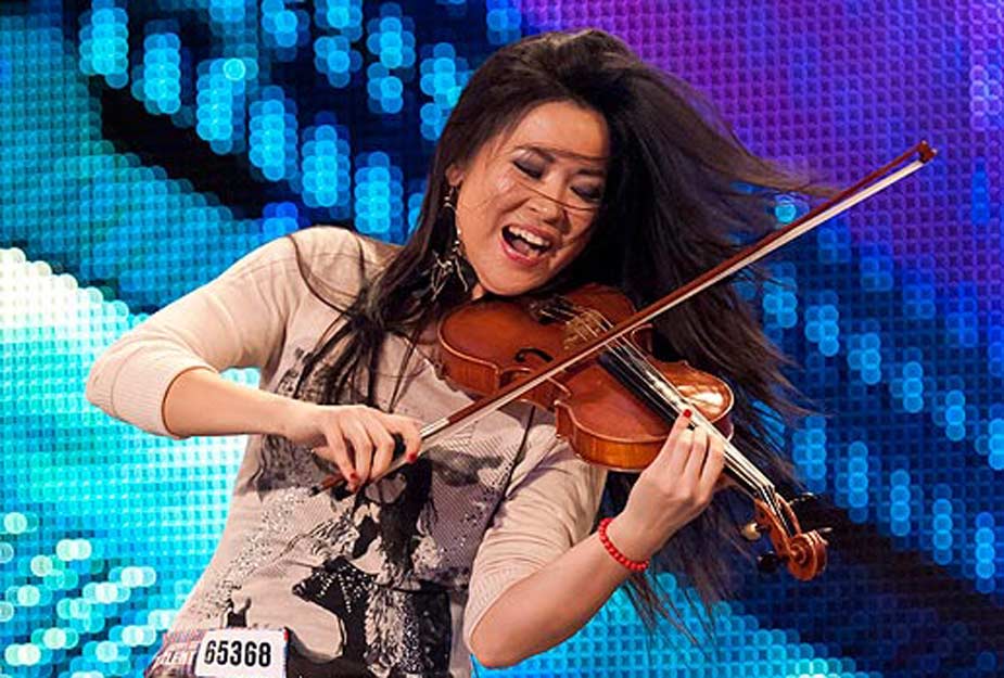 华裔小提琴演奏家英国全裸出镜[高清大图]