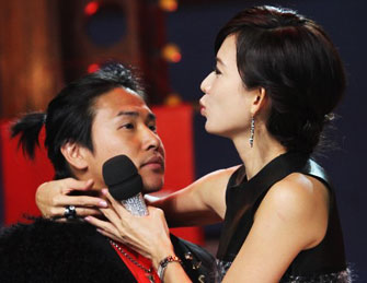 林志玲搂欧弟再上演“爱的亲亲”