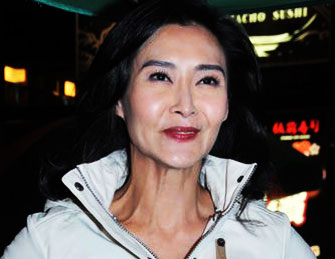 昔日艳星叶玉卿抵达剧组正式开工