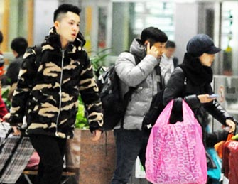 郭晶晶婚后低调回京被拍