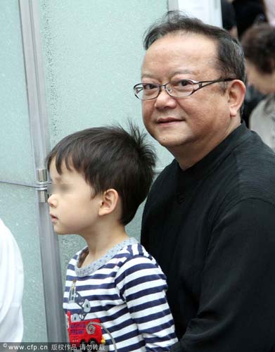 65岁王刚携小20岁妻子与5岁儿子公开亮相(图)