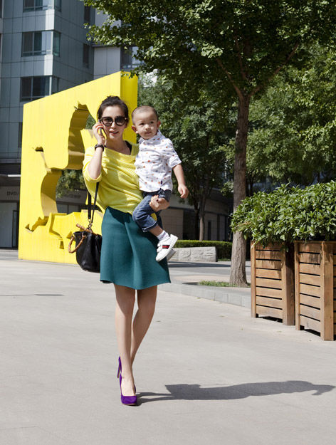 近日，正在美国紧张拍摄《变形金刚4》的李冰冰突然出现在北京某小区幼儿园，接送妹妹李雪的儿子“小王子”放学。