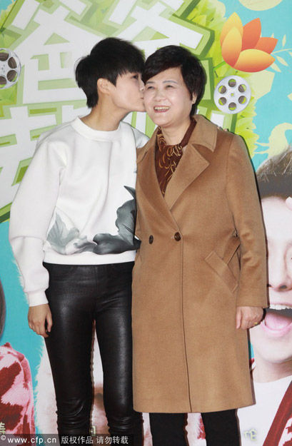 2014年01月25日，北京，李宇春带母亲徐圣云出现媒体面前，母女俩一起参加电影《爸爸去哪儿》首映红毯。在镜头前，李宇春更亲吻母亲以示母女情深。