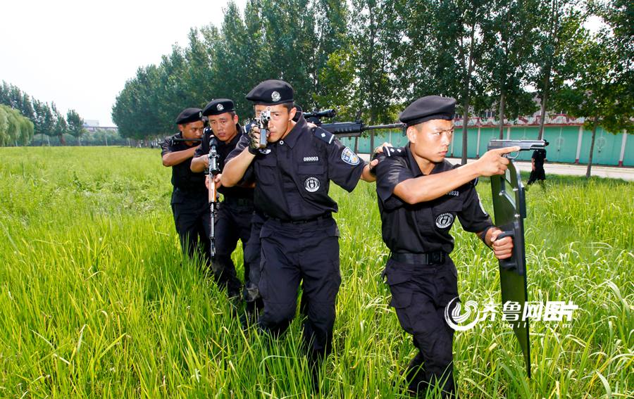 实拍德州公安特警训练 女特警百步穿杨(组图)