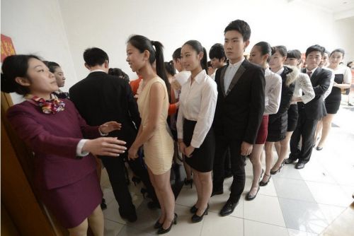 济南高铁乘务员招募:短裙女生需下蹲测协调性