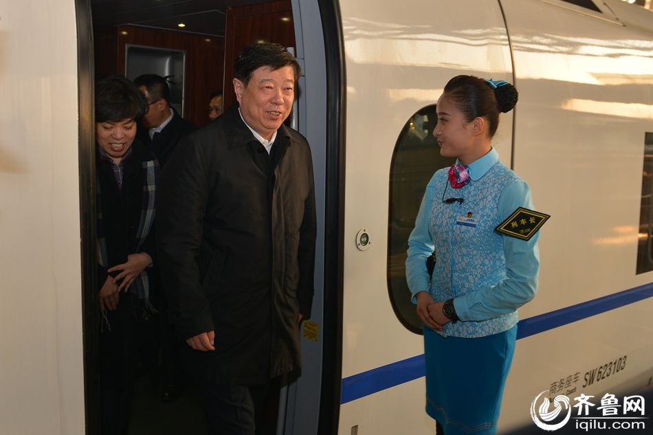 3月2日下午4点50分左右，参加十二届全国人大二次会议的山东代表团代表，乘火车抵达北京，向大会报到。