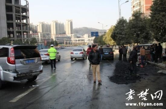 今日上午，浙江路因路面洒水结冰，14辆车在和昌置业有限公司附近连环相撞，4位市民在事故中受伤。